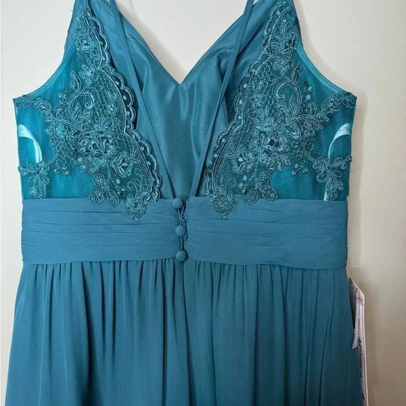 AZAZI NWT LONG WOMANS FORMAL DRESS - Picture 10 of 13